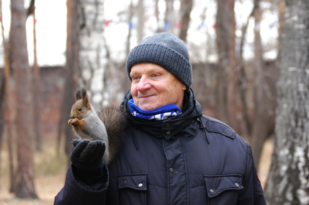 Как ей уютно на руке этого доброго человека!