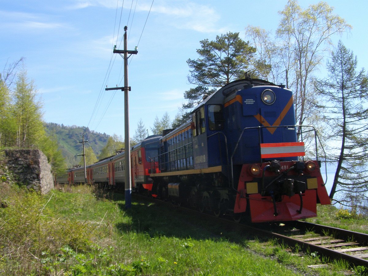 Многовагонная электричка в сторону Слюдянки