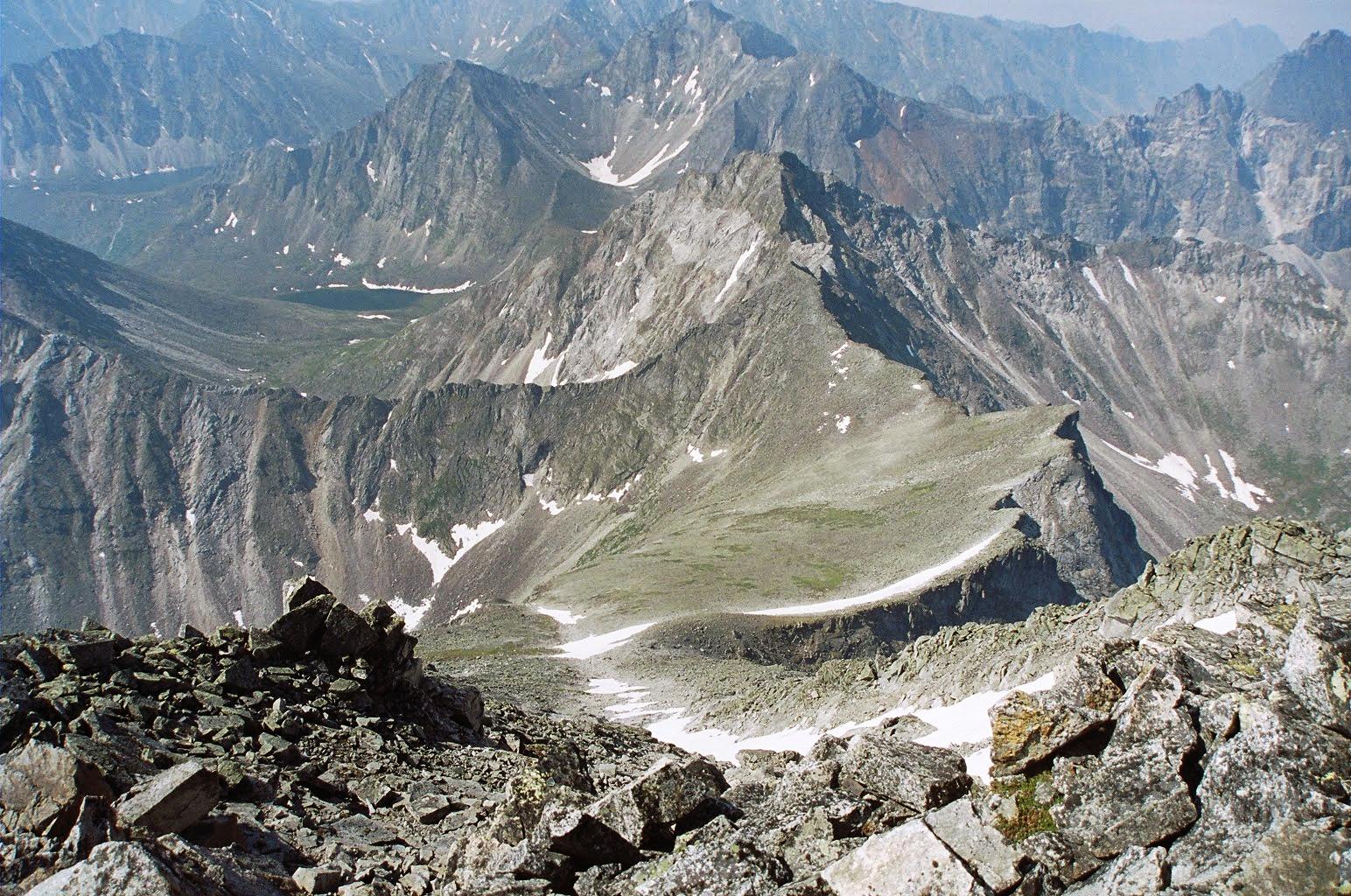 Перевалы Бамбуйка и Бамбуйка Северный, вид с г. Плавник
