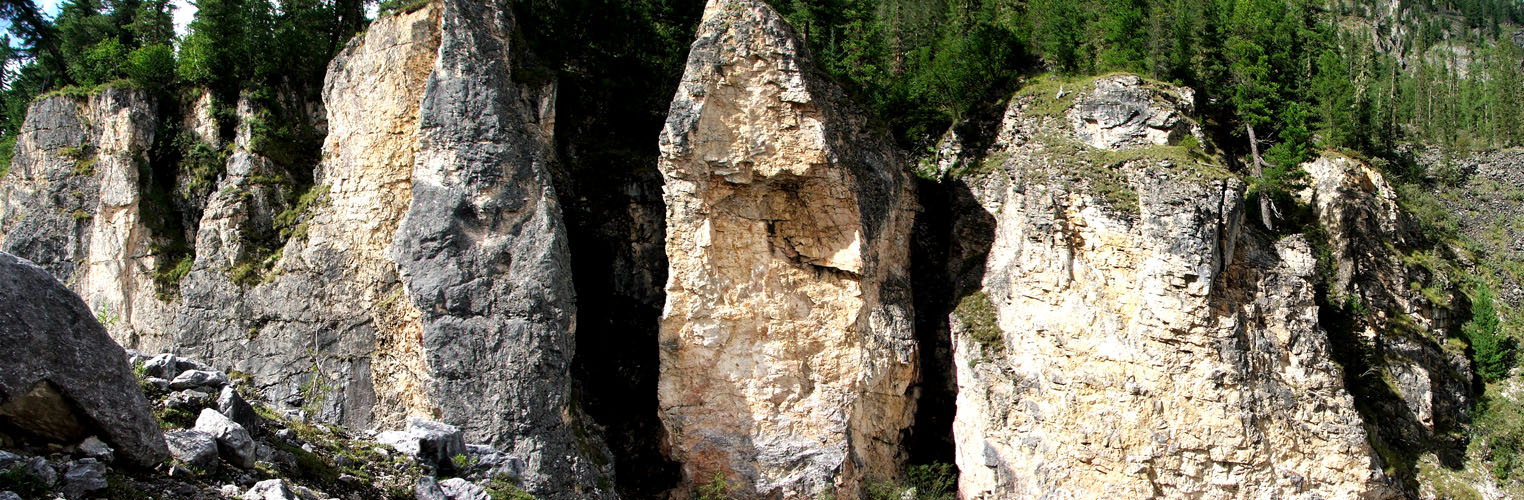 Скальные столбы на левом берегу р. Нарин-Гол.