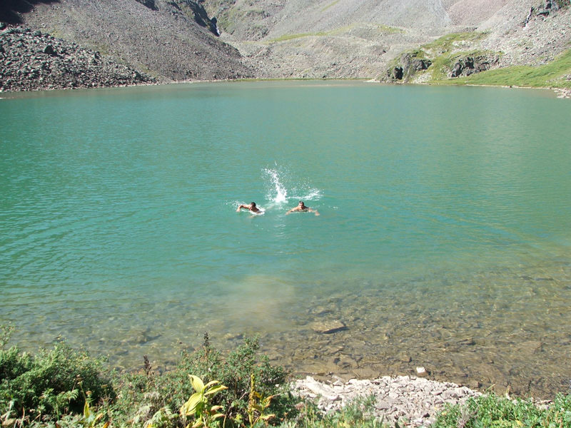 Байкал купаться летом. Озеро Байкал купание. Кутлугуза голубое озеро. Голубые озера Байкал.
