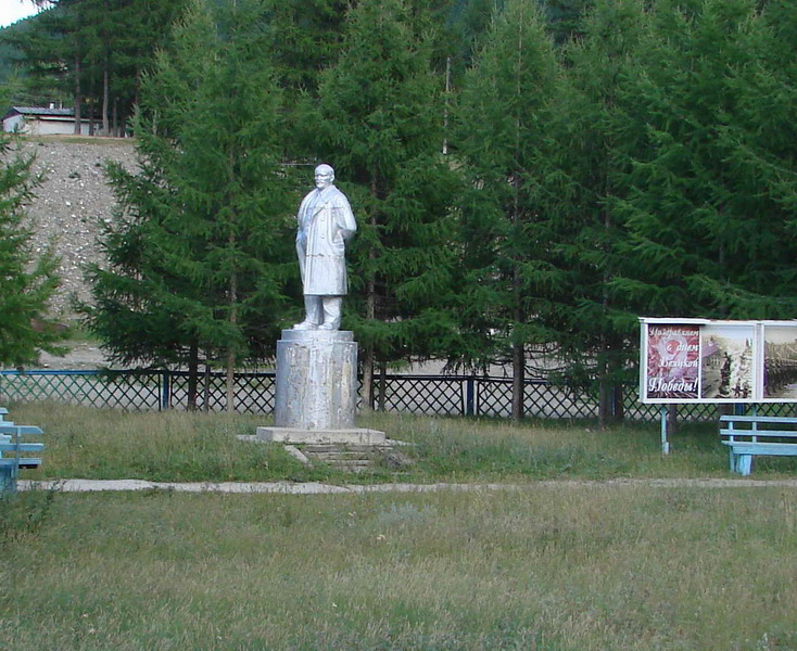 Памятник старины Вовочки … «Ностальгия» :-) (около здания администрации с. Орлик)