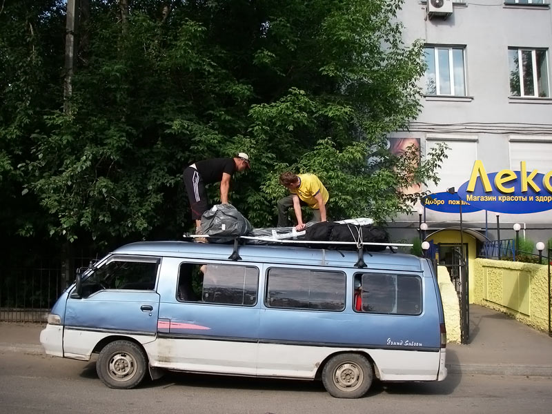 Лишний катамаран тоже грузим.