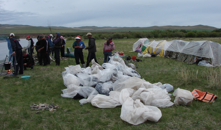На ночлег остановились за горой Трёхтологой. Время 22.30.ч. Сильный ветер.