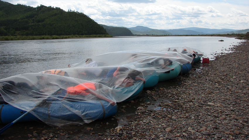 Так мы прячемся от кратковременного дождя.