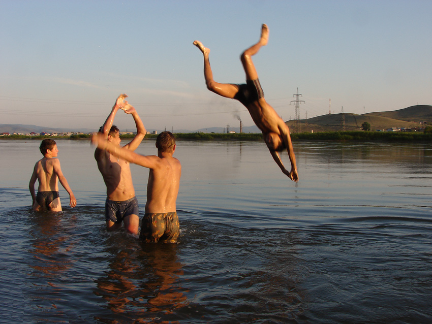 Байкал купаться летом. Байкал купаться. Люди купаются в Байкале. Купание в Байкале летом.