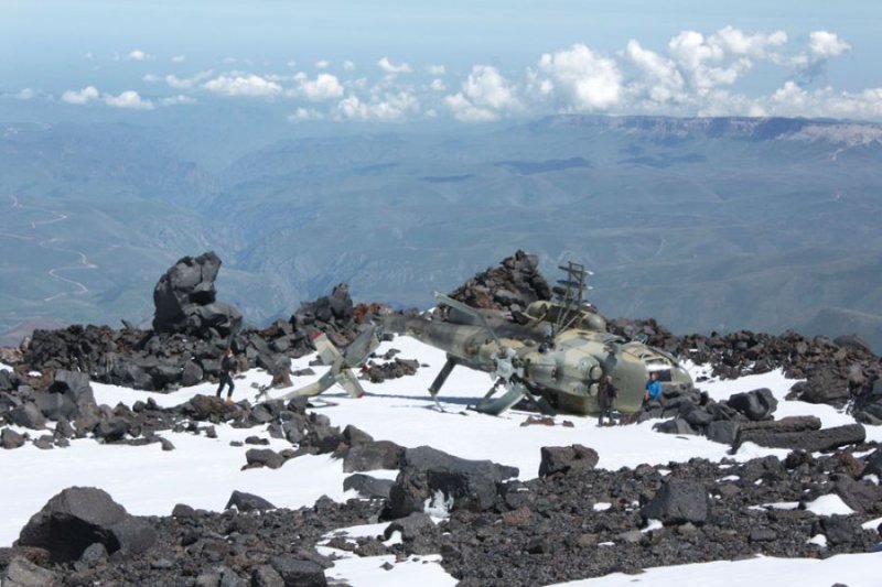 Неудачная посадка Ми-8 в районе камней Ленца. Эльбрус, высота выше 4800м.