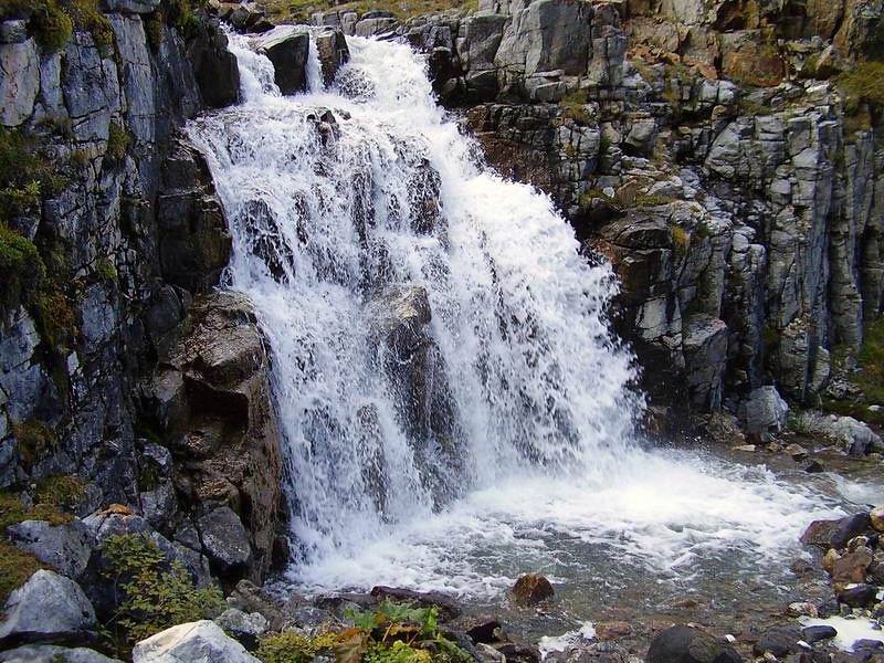Водопад между озёрами