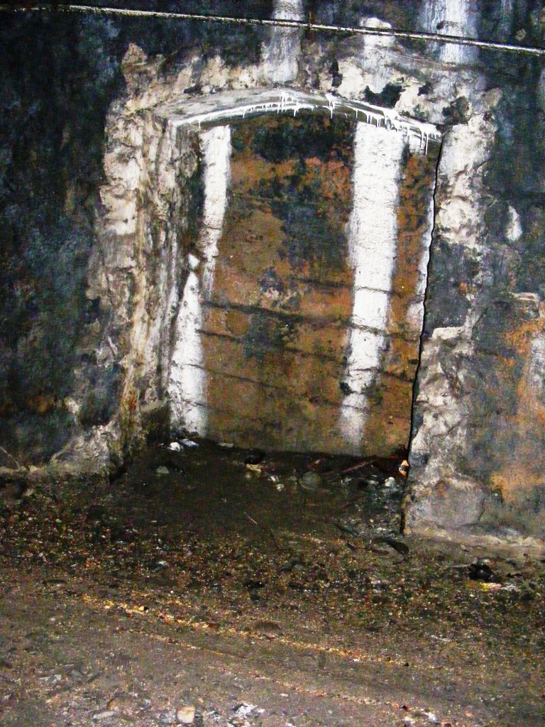 Ниша обходчика в туннеле