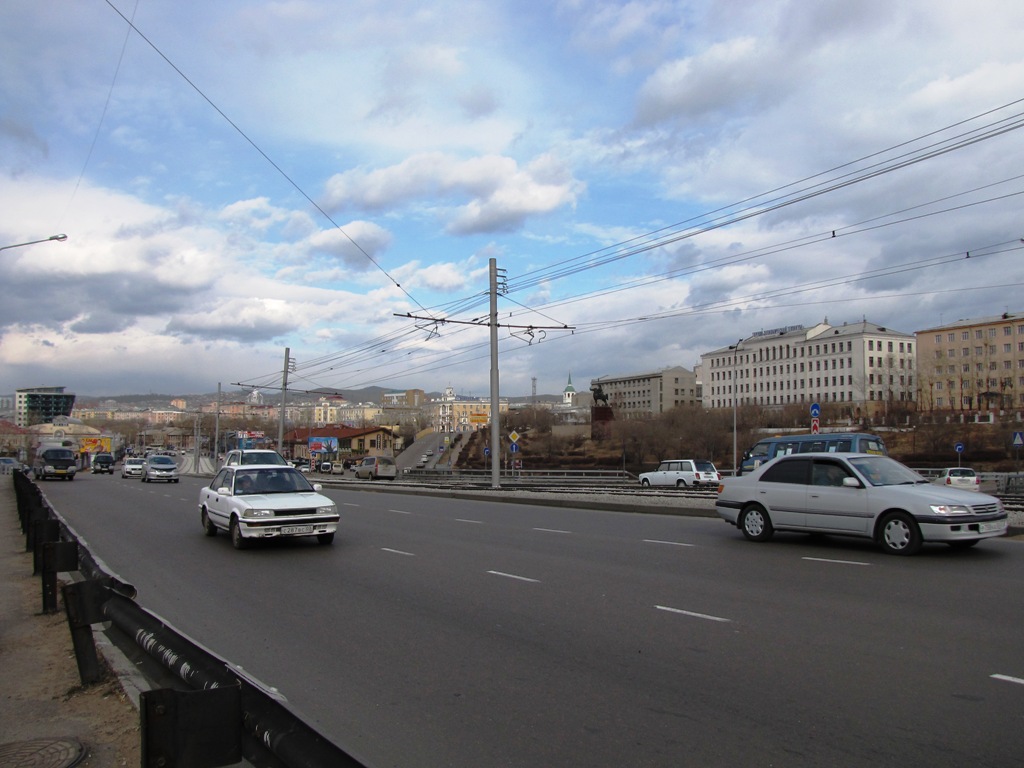 Вид с моста через Уду на центральную часть Улан-Удэ, виден Свято-Троицкий храм.