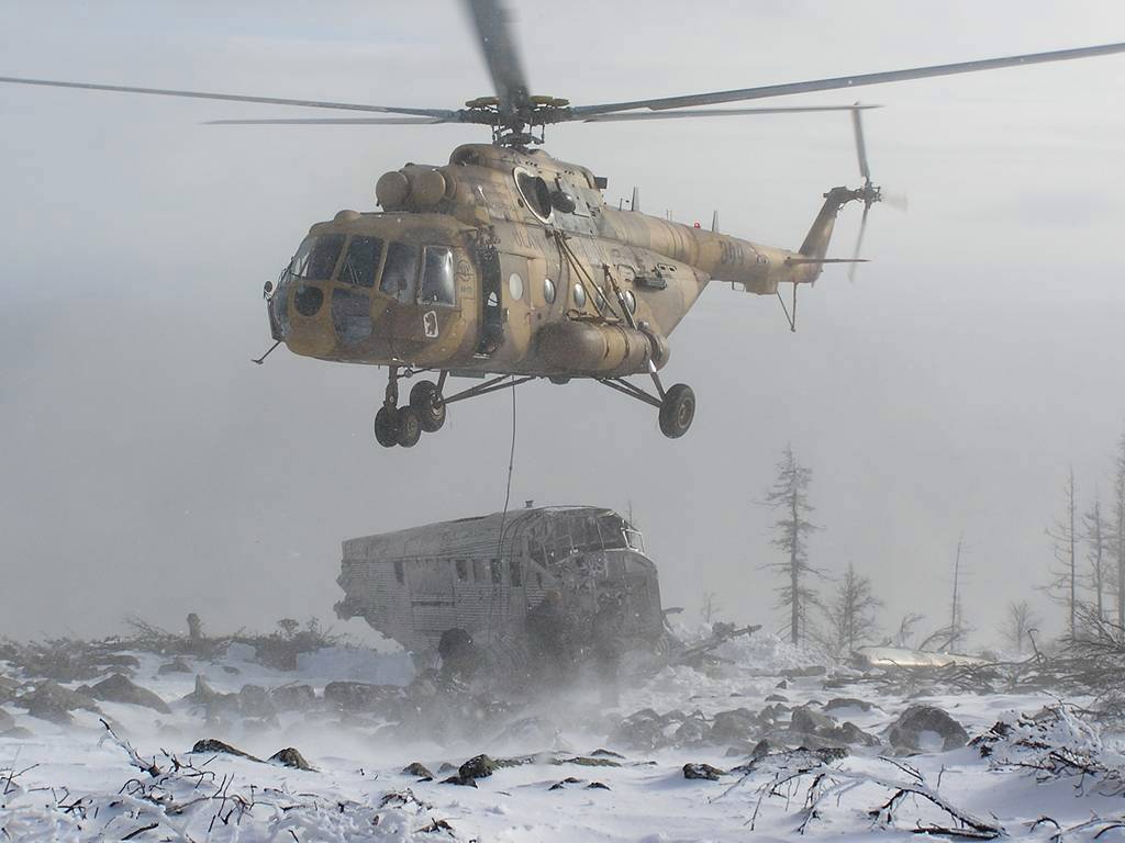 Вертолет Ми-8АМТ на рабочих полетах зимой